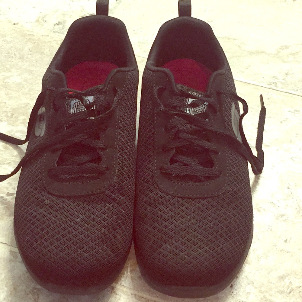 Black slip resistant shoes